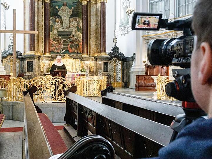 Alexander Röder, Hauptpastor an der Hauptkirche St. Michaelis, predigt vor leeren Kirchenbänken. Foto: Markus Scholz/dpa/Archivbild/Symbolbild