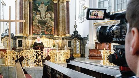 Alexander Röder, Hauptpastor an der Hauptkirche St. Michaelis, predigt vor leeren Kirchenbänken. Foto: Markus Scholz/dpa/Archivbild/Symbolbild