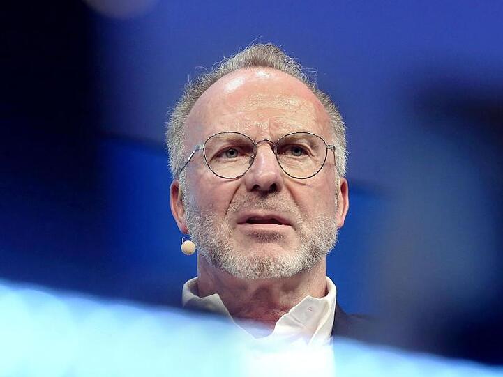 Karl-Heinz Rummenigge spricht auf einer Pressekonferenz. Foto: Roland Weihrauch/dpa/Archivbild