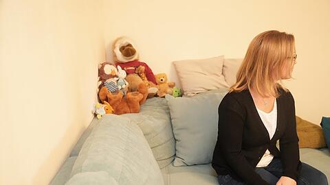Anna M. kann sich mit ihrer Familie die Miete ihrer Wohnung nicht mehr leisten. Auf einen Schlag müssen sie 360 Euro mehr für ihre 63-Quadratmeterwohnung am Rand der Stadt bezahlen.