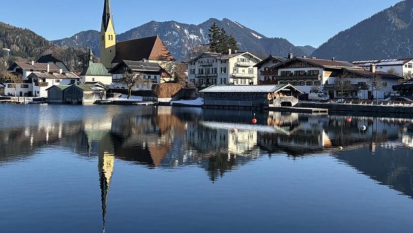 Der Tegernsee in der Winteridylle: Liegt die MS Bad Wiessee bald auf dessen Grund?