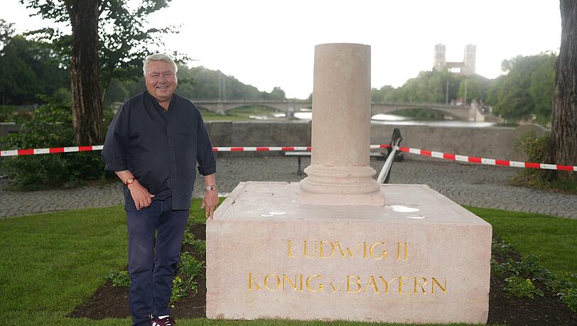 Kini-Verehrer Dietmar Holzapfel am Sockel des noch unfertigen Denkmals. Die Ludwig-II-Bronzebüste wird am Samstag (13.6.) enthüllt. Kini-Verehrer Dietmar Holzapfel am Sockel des noch unfertigen Denkmals. Die Ludwig-II-Bronzebüste wird am Samstag (13.6.) enthüllt.