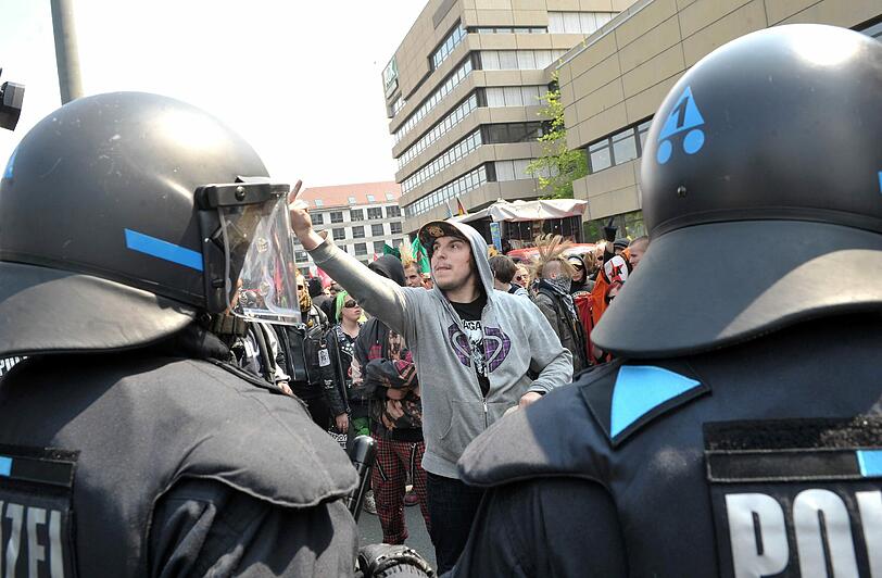 Wo, wann und warum die Polizei &ndash; wie von den Veranstaltern behauptet &ndash; provoziert haben soll, war nicht zu erkennen: Die Autonomen-Demo &bdquo;Initiative Neue ArbeiterInnen&ldquo; von Gostenhof durch die City und wieder zurück verlief zunächst friedlich. Bei der Zwischenkundgebung am Jakobsplatz gegen 13 Uhr flogen plötzlich Böller aus dem 600 Personen starken Schwarzen Block auf Beamte. Nach offiziellen Angaben erlitten 27 Polizisten Knalltraumata. Insgesamt nahmen an der &bdquo;Revolutionären 1. Mai-Demo&ldquo; über 2000 Menschen teil &ndash; nur etwa ein Drittel weniger als an der Kundgebung des DGB am Kornmarkt (siehe unten). Zu Gerangel zwischen Demonstranten und USK-Einheiten kam es am Frauentorgraben &ndash; sieben Personen wurden festgenommen.