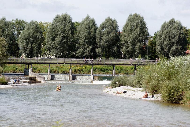 Die Isar in München wäre einem Betrunkenen beinahe zum Verhängnis geworden.