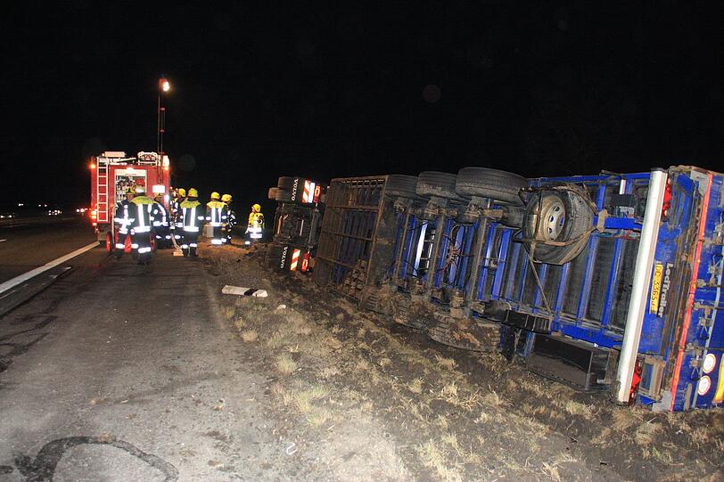 Schwere Unfälle ist der Alltag der Autobahnpolizei Holzkirchen. Der umgekippte Sattelzug verlor seine Ladung auf einer Wiese - der Unfallverursacher ist flüchtig.