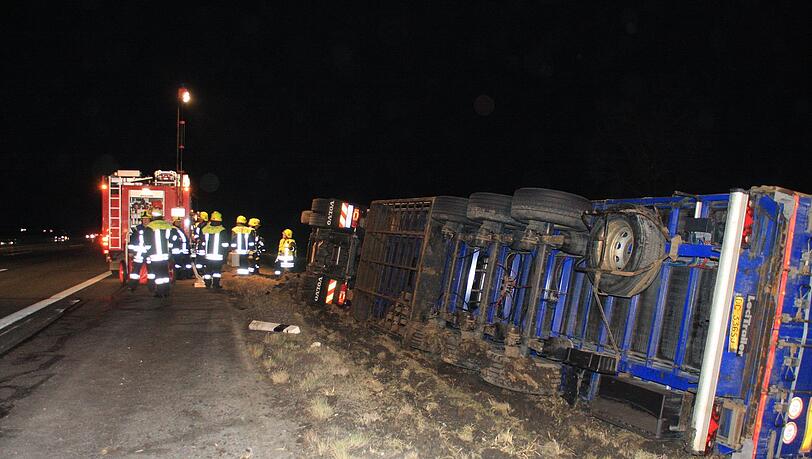 Schwere Unfälle ist der Alltag der Autobahnpolizei Holzkirchen. Der umgekippte Sattelzug verlor seine Ladung auf einer Wiese - der Unfallverursacher ist flüchtig.