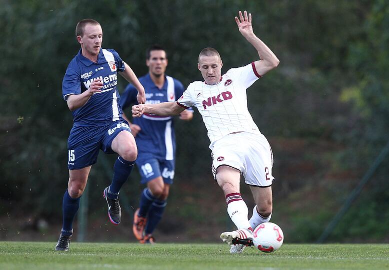 Der Verteidiger Timmy Simons behauptet den Ball.