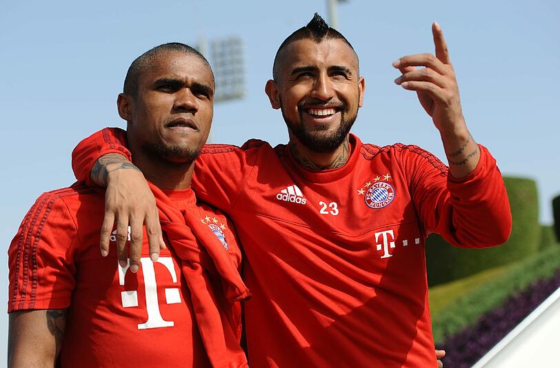 Die "Südamerika-Connection" Douglas Costa (links) und Arturo Vidal geht mit großem Spaß in die schweißtreibenden Einheiten.