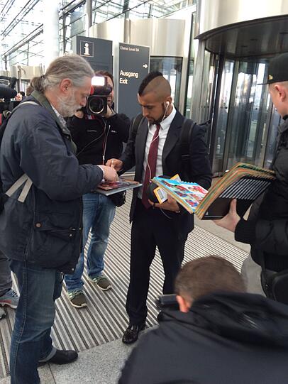 Gefragter Mann am Flughafen: Arturo Vidal schreibt Autogramme für die Fans.