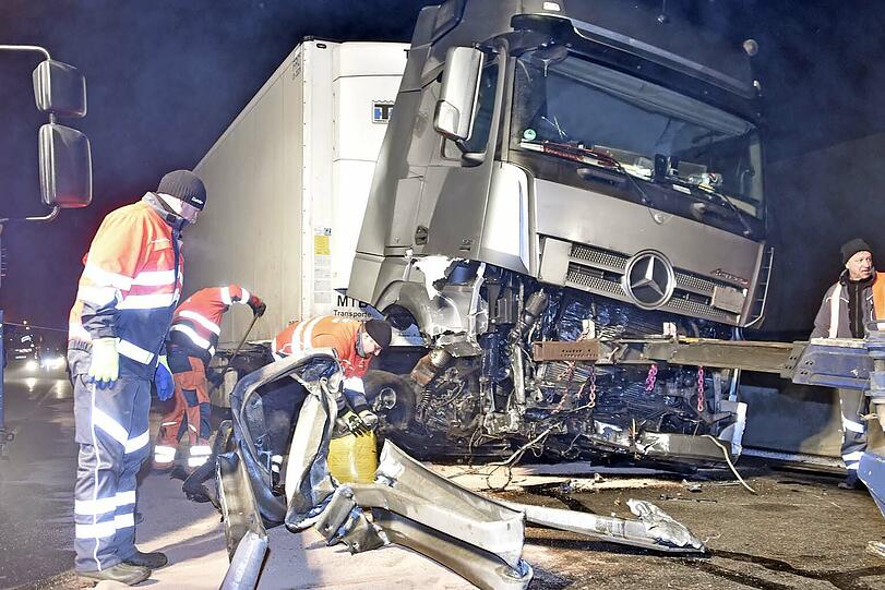 Der 50-Jährige war mit seinem mit Schweinehälften beladenen Lkw bei dichtem Nebel in den Fahrbahnteiler an der Ausfahrt Freimann gerast.