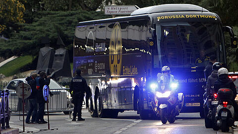 Der von der Polizei eskortierte BVB-Bus kommt vor der Champions-League-Partie am Louis-Stadion in Monaco an.