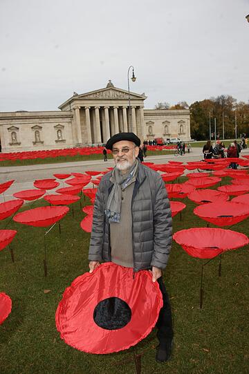 "Die Sonne ist ein Geschenk des Himmels" sagt Künstler Walter Kuhn. Mehr als 100 ehrenamtlichen Helfern haben sich am Donnerstag am Königsplatz eingefunden.