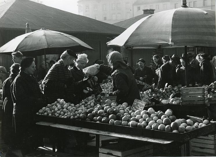 Äpfel für 30 Pfennig: Am Viktualienmarkt Ende der 50er.