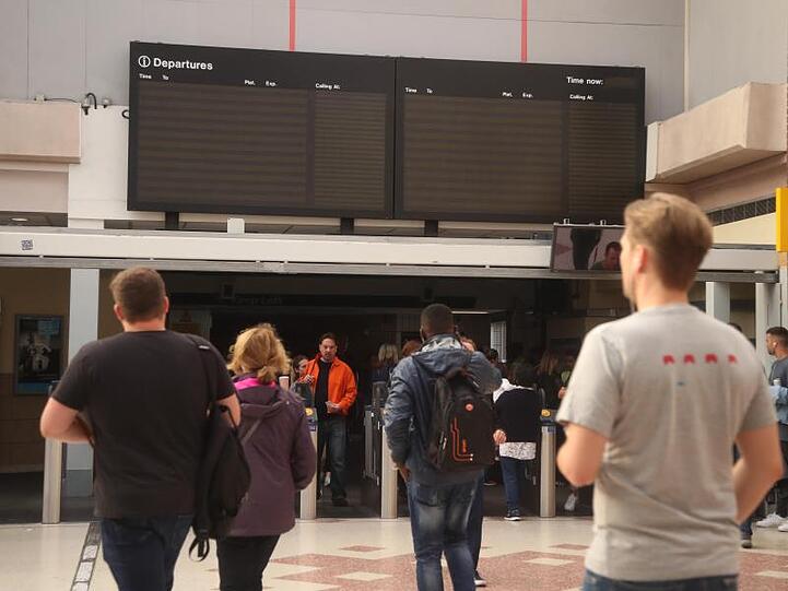 In einer Londoner Bahnstation bleiben die Anzeigetafeln während des Stromausfalls schwarz.