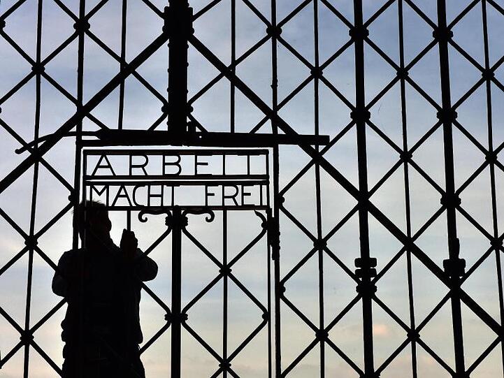 In der KZ-Gedenkstätte Dachau wird das rekonstruierte Tor "Arbeit macht Frei" montiert. Foto: picture alliance/Peter Kneffel/dpa/Archivbild