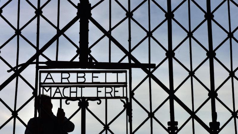 In der KZ-Gedenkstätte Dachau wird das rekonstruierte Tor "Arbeit macht Frei" montiert. Foto: picture alliance/Peter Kneffel/dpa/Archivbild In der KZ-Gedenkstätte Dachau wird das rekonstruierte Tor "Arbeit macht Frei" montiert. Foto: picture alliance/Peter Kneffel/dpa/Archivbild