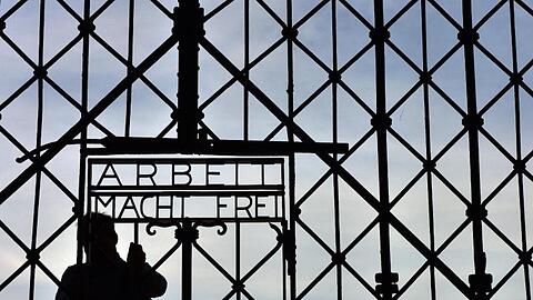 In der KZ-Gedenkstätte Dachau wird das rekonstruierte Tor "Arbeit macht Frei" montiert. Foto: picture alliance/Peter Kneffel/dpa/Archivbild