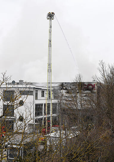 Die Feuerwehr löscht die brennende Halle.