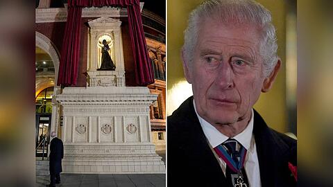 König Charles III. bei der Enthüllung der Statue zu Ehren seiner verstorbenen Mutter.