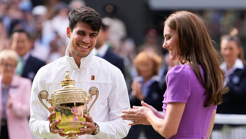 Carlos Alcaraz gewann nach den French Open auch Wimbledon und bekam den Siegerpokal von Prinzessin Kate.