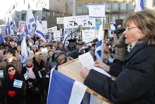Charlotte Knobloch spricht vor 1100 Menschen auf dem Marienplatz.