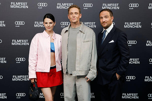 Bei der "Brick"-Premiere auf dem diesjährigen Filmfest München: Ruby O. Fee, Matthias Schweighöfer und Frederick Lau. Der Mystery-Thriller erschien am 10. Juli 2025 auf Netflix. Bei der "Brick"-Premiere auf dem diesjährigen Filmfest München: Ruby O. Fee, Matthias Schweighöfer und Frederick Lau. Der Mystery-Thriller erschien am 10. Juli 2025 auf Netflix.