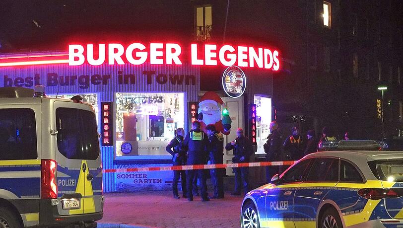 Am Abend fallen in einem Burgerladen in Hamburg-Eimsb&uuml;ttel Sch&uuml;sse und ein Mann wird verletzt.