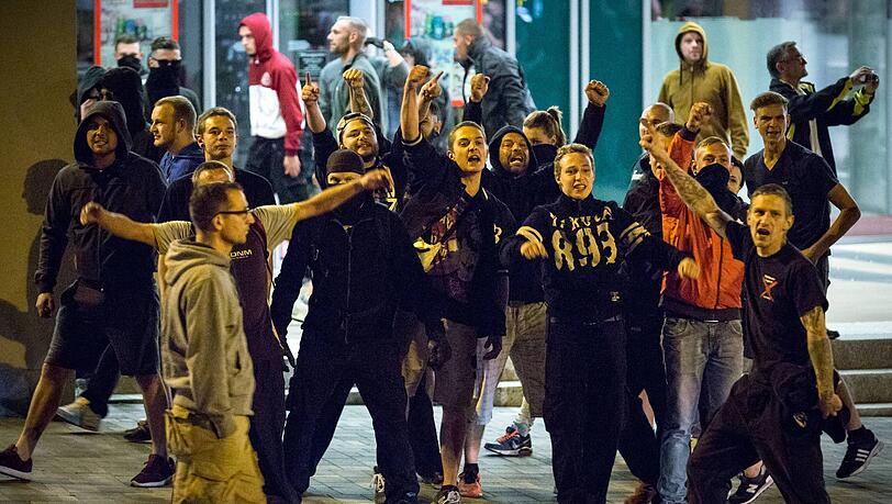 Rechte, Extremisten und Hooligans demonstrieren in der s&auml;chsischen Stadt Bautzen.