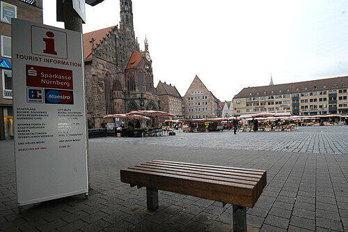 Noch ist er ziemlich trist: Nürnbergs Herz, der Hauptmarkt, soll im Rahmen der Förderung der Altstadt Nord verschönert werden.
