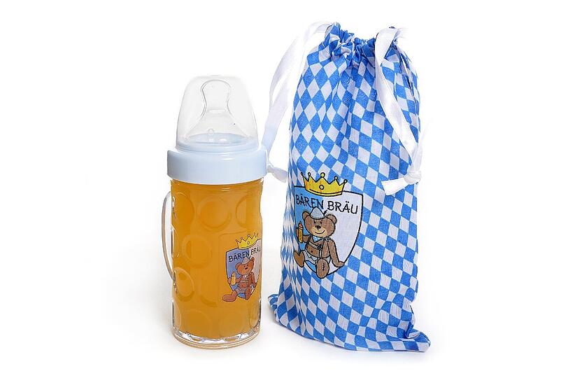 Noch mehr Wiesn-Spaß für die Kleinen: Mit dieser Nuckelflasche sieht der Apfelsaft gleich nach einer Mini-Maß aus! Natürlich hat die Flasche auch einen Henkel zum zünftigen Anstoßen! Außerdem mit drauf: ein Aufdruck der Brauerei "Bären-Bräu". Die Kunststoffflasche mit Geschenktascherl gibts über www.oktoberfest.de für 19,90€.