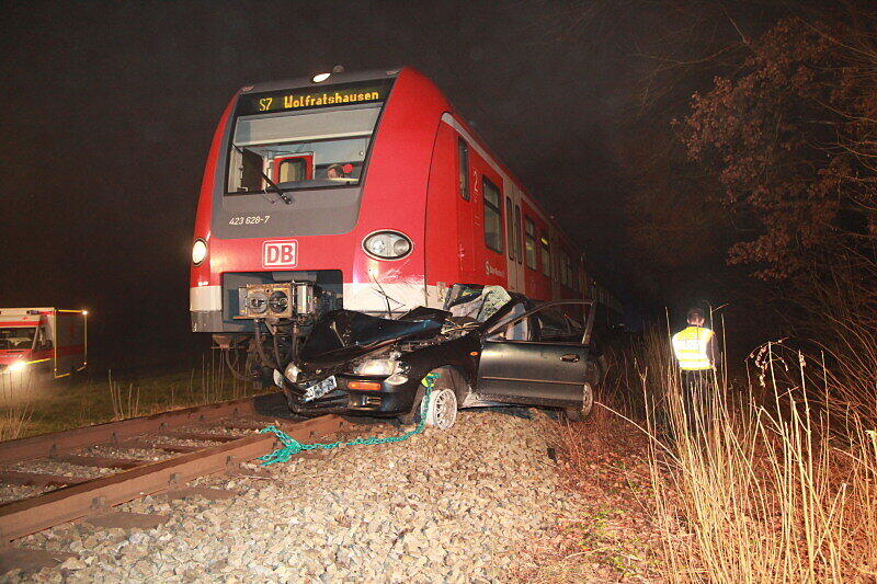 Am Bahnübergang an 
der Kreuzstraße rammt eine S-Bahn den Wagen eines Fahranfängers und schleift ihn 200 Meter mit. Unglaublich: der Fahrer konnte das Wrack mit mehreren Knochenbrüchen, aber immerhin aus eigener Kraft verlassen.