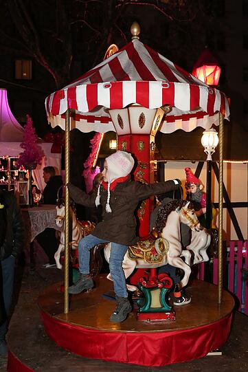 Pinker geht's nicht: Beim "Pink Christmas" auf dem Stephansplatz kommt zwar keine echte Weihnachtsstimmung auf, aber zur Abwechslung ist es echt unterhaltsam, meint der AZ-Reporter.