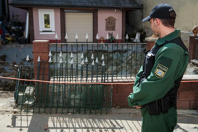 Die Polizei sichert das Gebiet ab, in dem die Ermittler nach Peggy suchen.