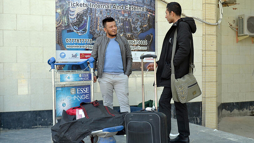 Die aus Deutschland angeschobenen afghanischen Asylbewerber Javid Noori (32, l) und Obaidullah Disan (35) stehen in Kabul am Flughafen