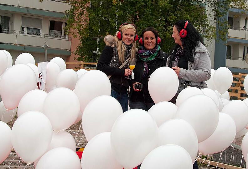 Im Raum der Phantasie konnten die Besucher durch ein Meer aus weißen Luftballons gehen und über Kopfhörer in einer Audioeinspielung das Leben im neuen Quartierszentrum hören.