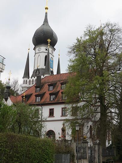 Spaziergang in Harlaching und Umgebung: Dabei u.a. die russisch- orthodoxe Kirche in der Obergiesing. Der umgedrehte Baumstamm beim Spielplatz am Paula-Herzog-Weg; die Wege die mit gelben Blütenstaub bedeckt sind. Die Wege unterhalb des Trainingsgeländes vom TSV 1860 und noch ein paar andere Impressionen.