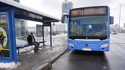 Kommt in Fahrt: der 153er auf der Donnersbergerbrücke. Die Linie wird immer besser von den Fahrgästen angenommen.