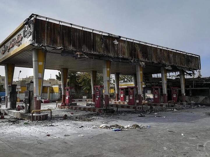 Ausgebrannte Tankstelle: Die Wut über die Verteuerung und Rationierung von Benzin im Iran ist groß.