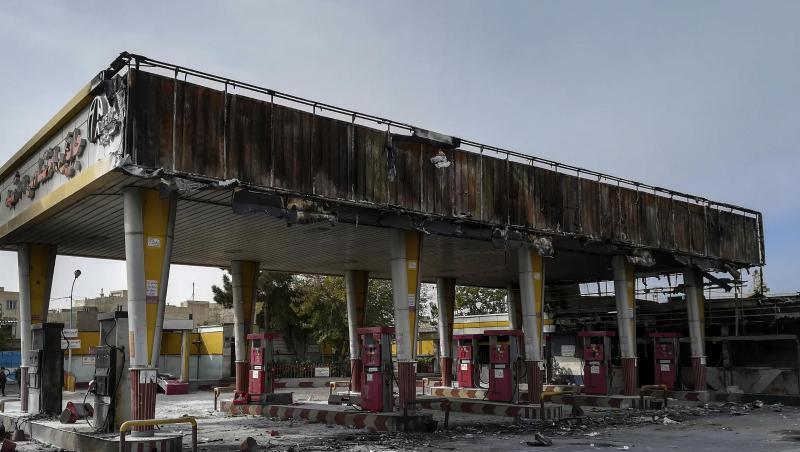 Ausgebrannte Tankstelle: Die Wut über die Verteuerung und Rationierung von Benzin im Iran ist groß. Ausgebrannte Tankstelle: Die Wut über die Verteuerung und Rationierung von Benzin im Iran ist groß.
