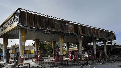 Ausgebrannte Tankstelle: Die Wut über die Verteuerung und Rationierung von Benzin im Iran ist groß.
