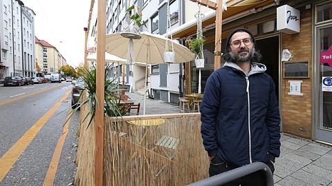 Der gelbe Radlstreifen hat die Theresienstraße im Juli verkehrsberuhigt - Wirt Fardad Fateminejad bekam für sein Café "Joon" deshalb einen Schanigarten genehmigt.