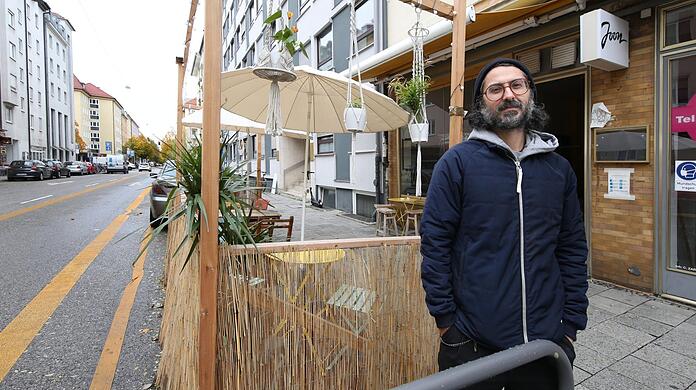 Der gelbe Radlstreifen hat die Theresienstraße im Juli verkehrsberuhigt - Wirt Fardad Fateminejad bekam für sein Café "Joon" deshalb einen Schanigarten genehmigt.