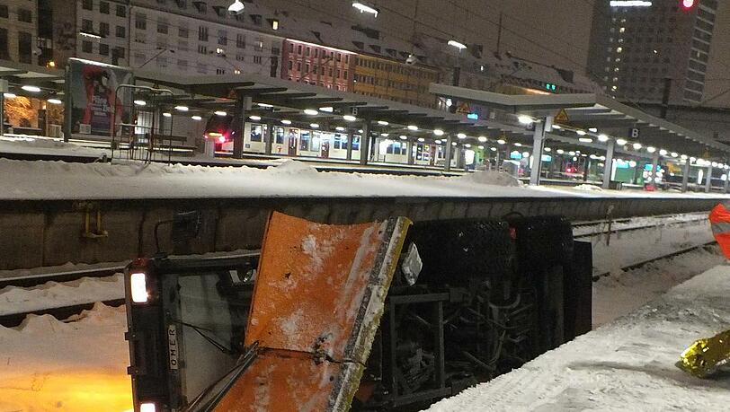 Unfallflucht am Mühltroffer Bahnhof: Fahrzeug mit Schneeschieber