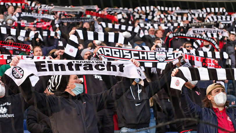 Fans zurück im Stadion - Frankfurt 12.02.2022: Eintracht Frankfurt vs. VfL Wolfsburg, Deutsche Bank Park, 22. Spieltag Bundesliga