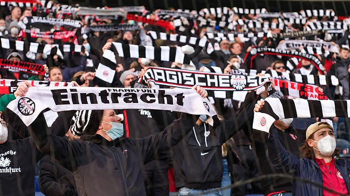 Fans zurück im Stadion - Frankfurt 12.02.2022: Eintracht Frankfurt vs. VfL Wolfsburg, Deutsche Bank Park, 22. Spieltag Bundesliga