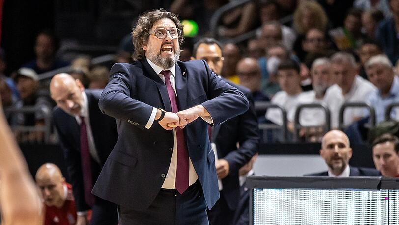 Bayerns Headcoach Andrea Trinchieri ruft seinem Team etwas zu.