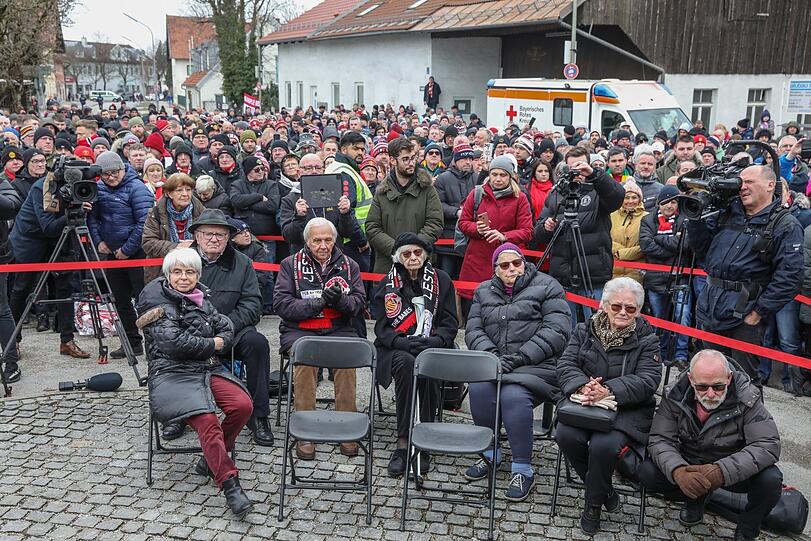 Ehrengäste - und Hunderte weitere Menschen nehmen teil.