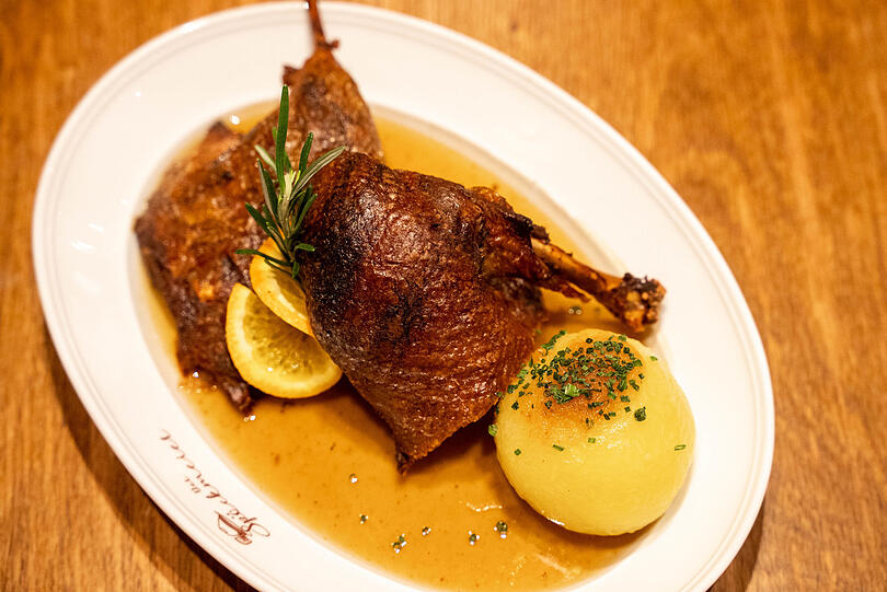 Schaut gut aus: die Ente mit Knödl.