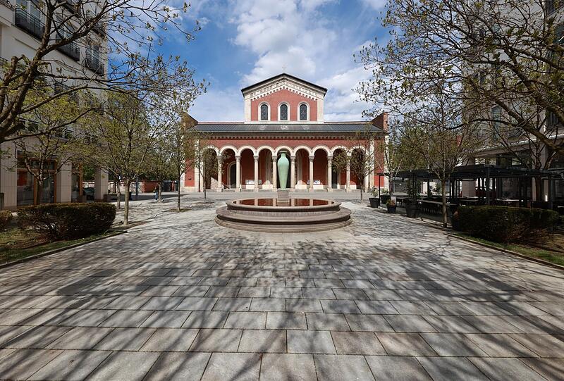 Fast schon ein italienisches Ambiente: St. Bonifaz mit Brunnenvorplatz an der Karlstraße.