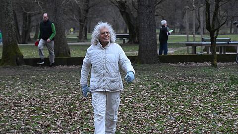 Der krebskranke Langhans beim Spaziergang im Münchner Luitpoldpark.